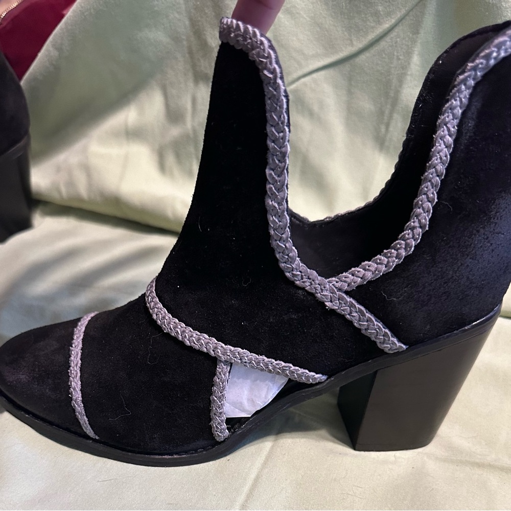 Journee Courtney Booties